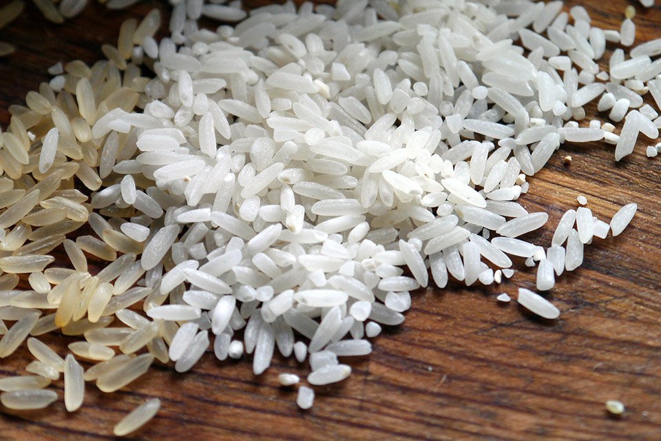 Por que Não é Recomendado Comer Arroz Cru?