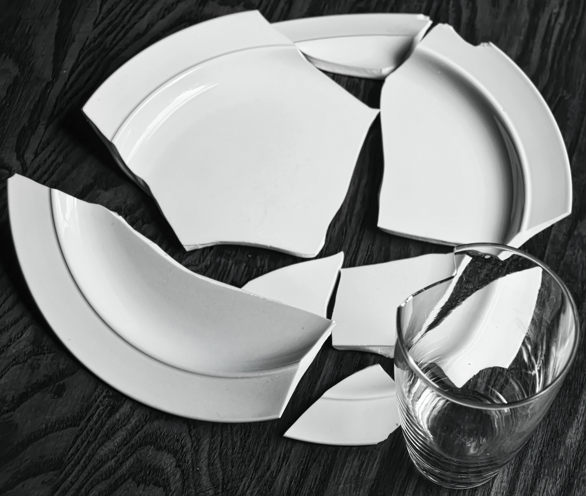Ресторан бить тарелки. Разбитая посуда. Разбитая тарелка. Треснувшая посуда. Битые тарелки.