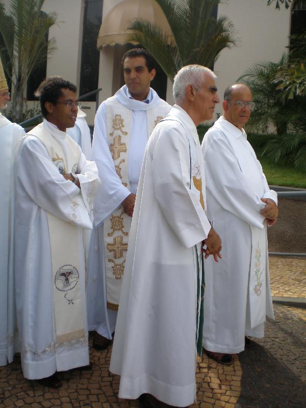 Como as Escolhas Feitas pelos Padres e Freis Refletem no Seu Ministério