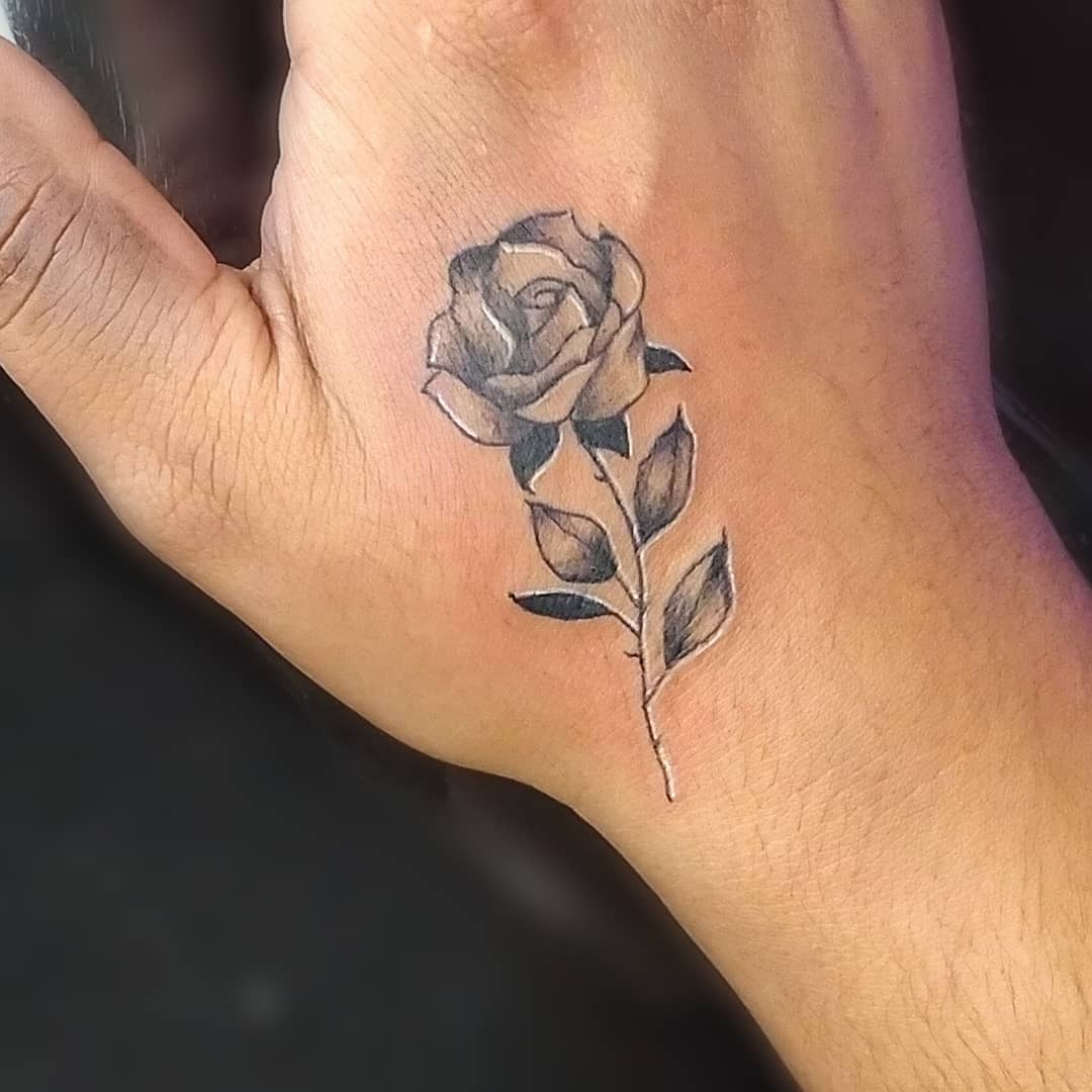 Descubra o Significado da Tatuagem de Rosa na Mão