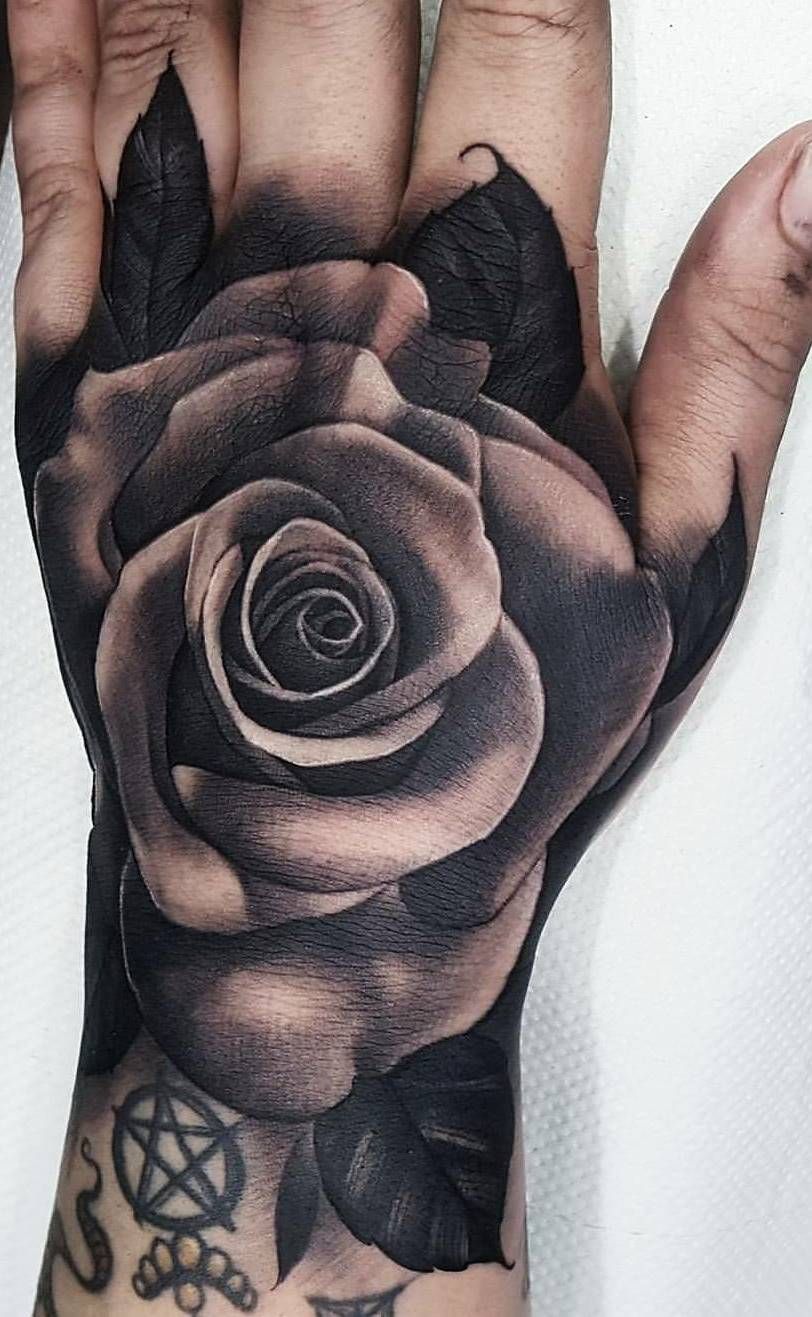 O Que Representa a Tatuagem de Rosa na Mão?