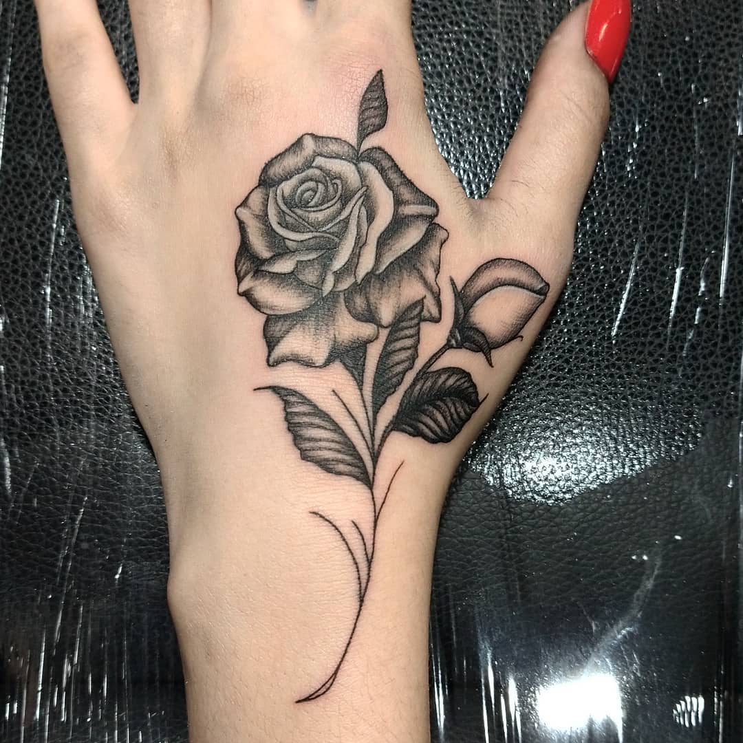 A Simbologia Por Trás da Tatuagem de Rosa na Mão