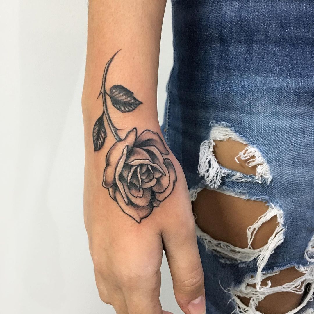 Os Diferentes Significados Culturais da Tatuagem de Rosa na Mão